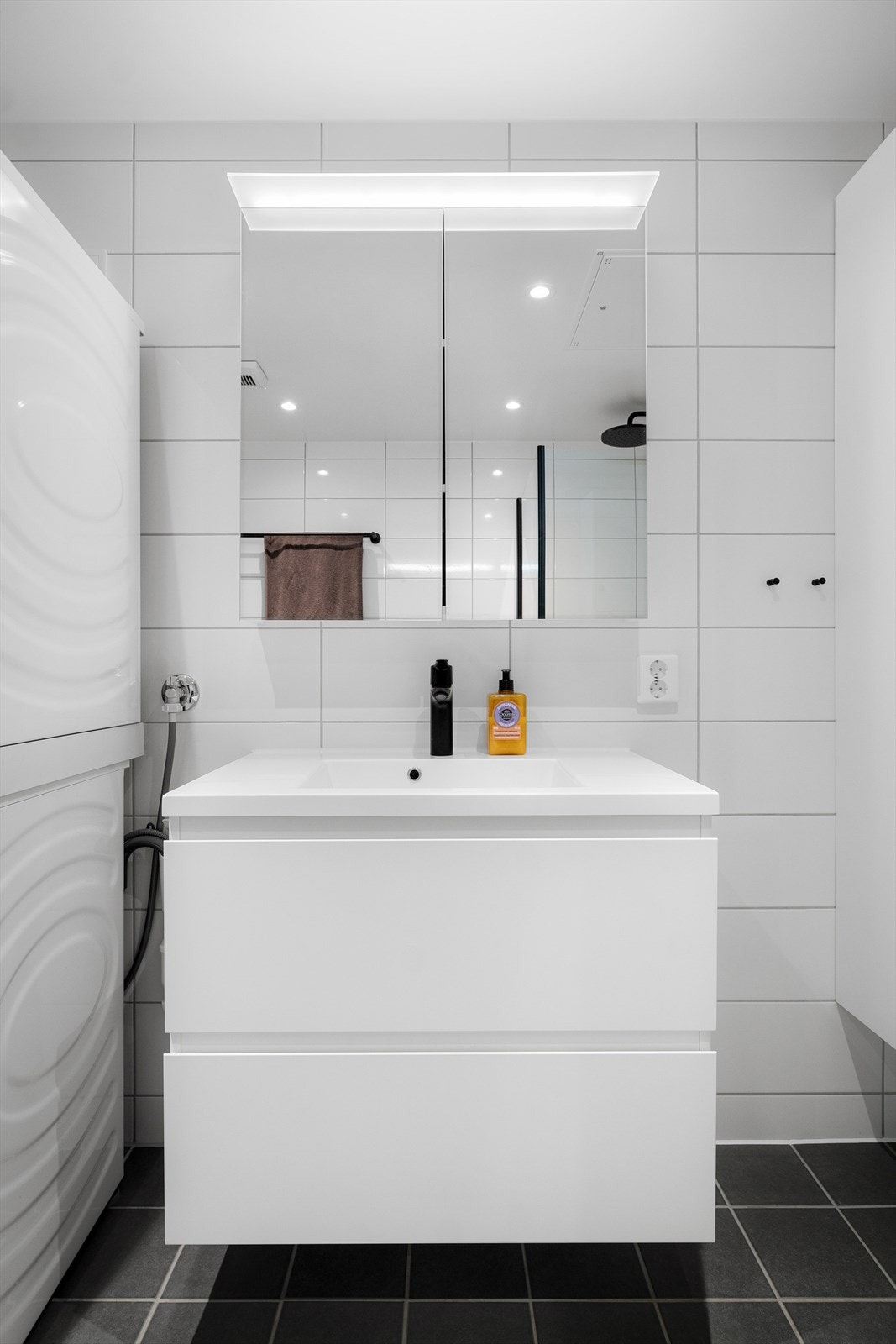 Badet er oppgradert med nye dusjdører og dusjbatteri samt nytt servantbatteri og bunnventil på vask på bad. Galleribilde