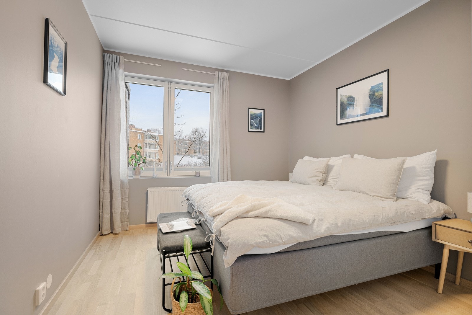 Hovedsoverom med god plass til garderobe og stor seng. Galleribilde