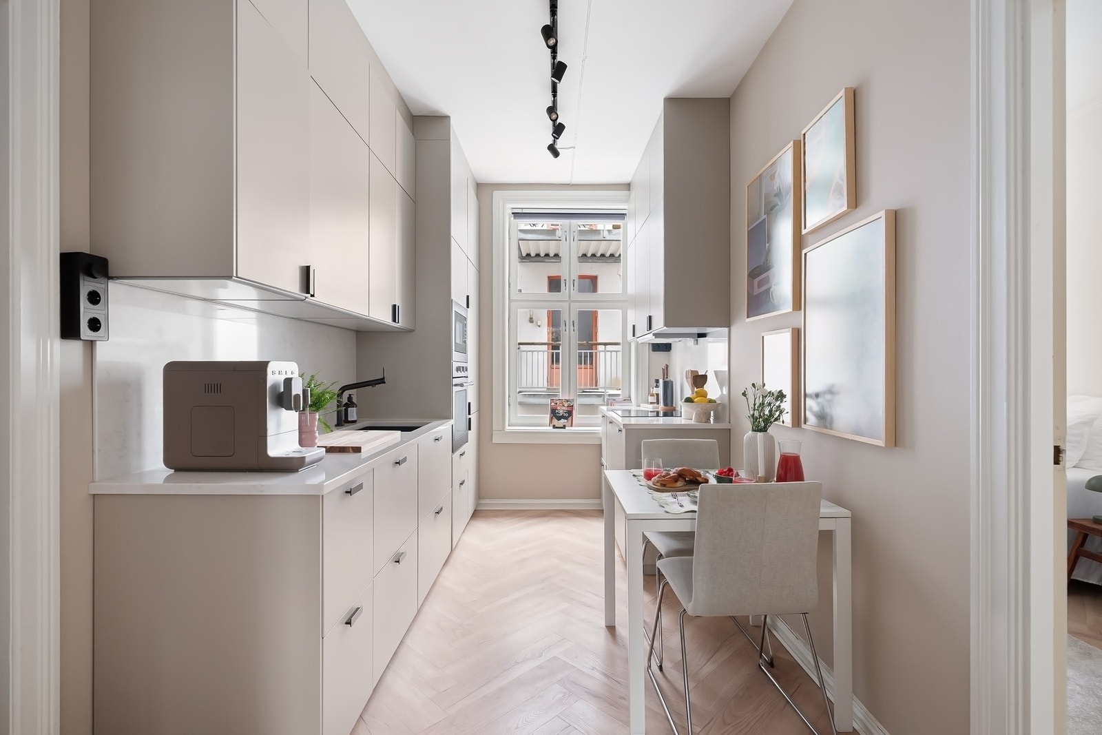 Nytt og lekkert IKEA-kjøkken fra oktober 2023 med glatte fronter, benkeplate i stein og flislagt backsplash. Galleribilde