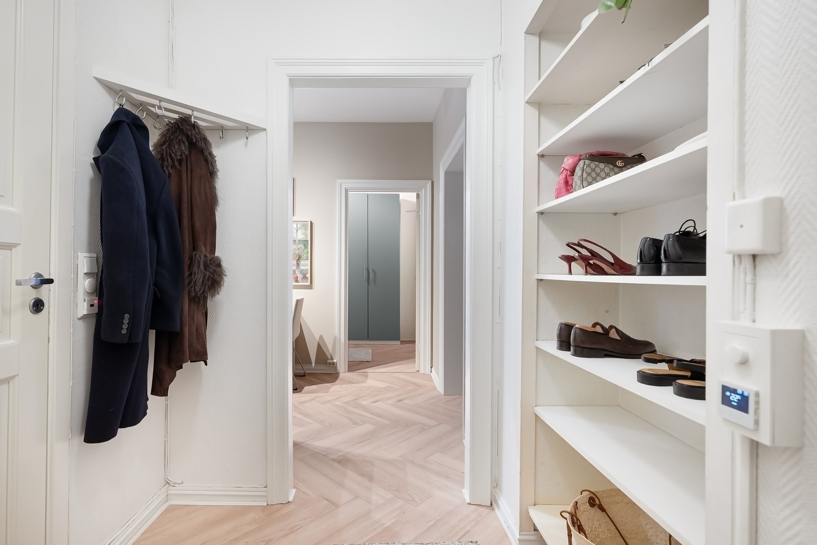 Entréen er romslig og har god plass til garderobeløsning. Galleribilde