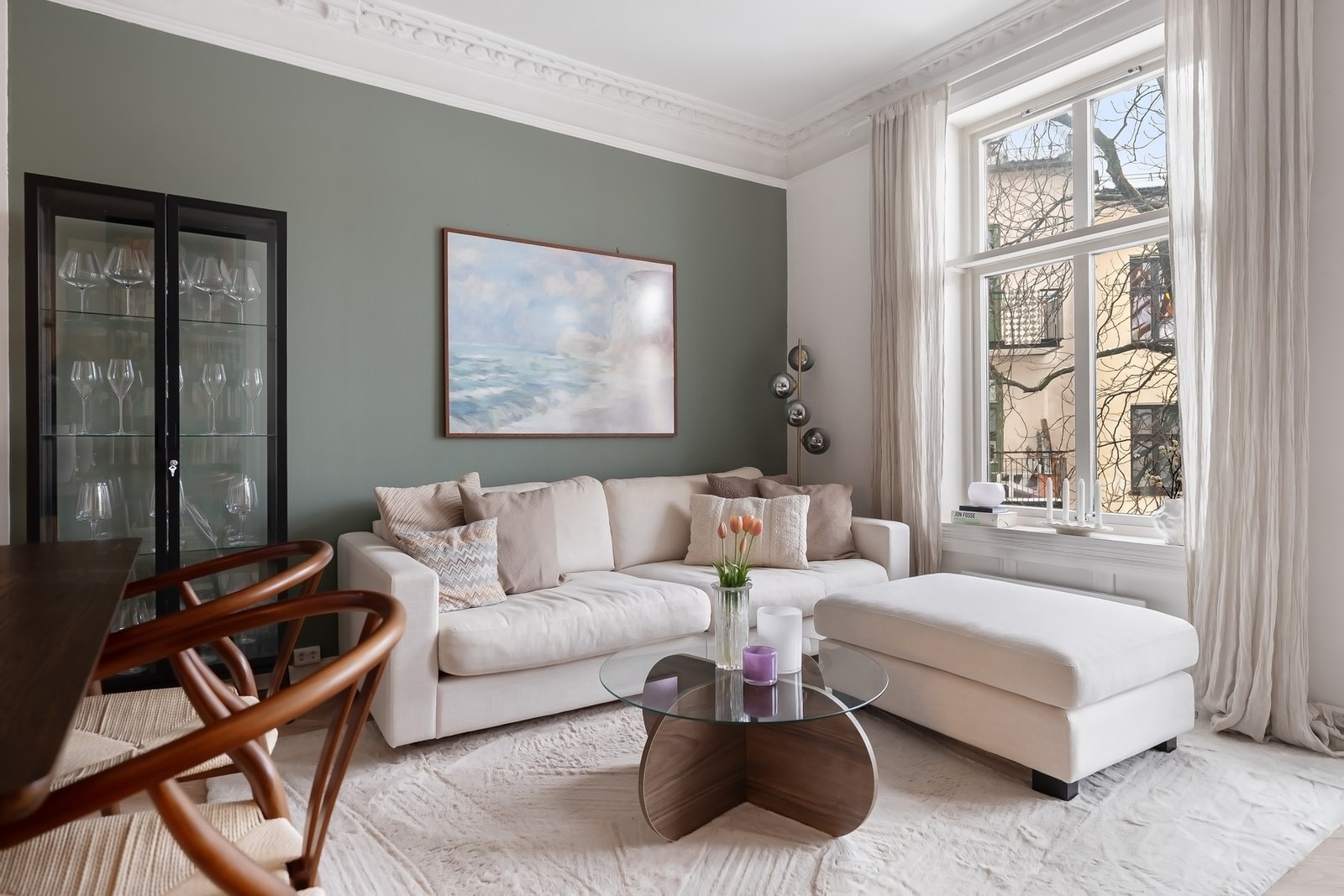 Stor og lys stue med store vindusflater som gir et lyst og åpent preg. Galleribilde