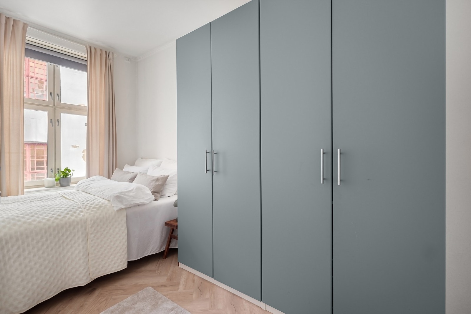 Rommet har plass til dobbeltseng med tilhørende nattbord og garderobeskap. Galleribilde