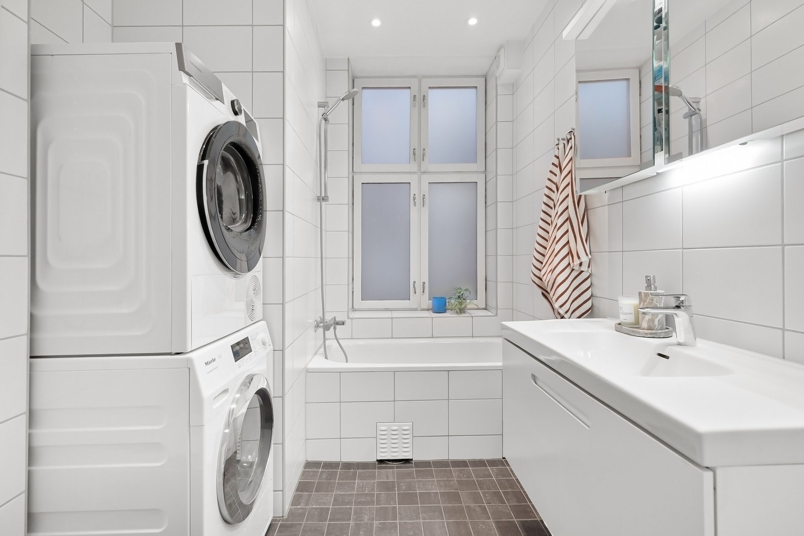 Badet ble rehabilitert i 2016 i regi av borettslaget i forbindelse med utskifting av alle vann- og avløpsrør. I samme omgang ble det installert varmtvannsmåler for individuell måling av forbruk samt ny avtrekksvifte. Galleribilde