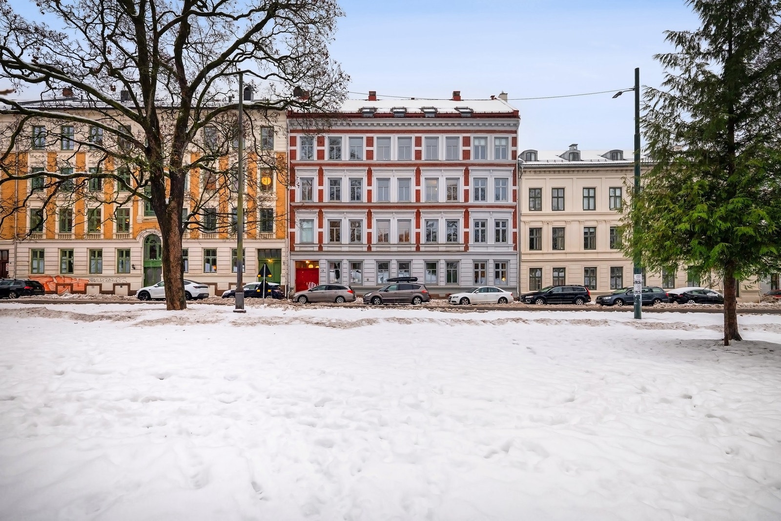 Det første som møter deg er borettslagets klassiske fasade, som gir et godt førsteinntrykk. Galleribilde