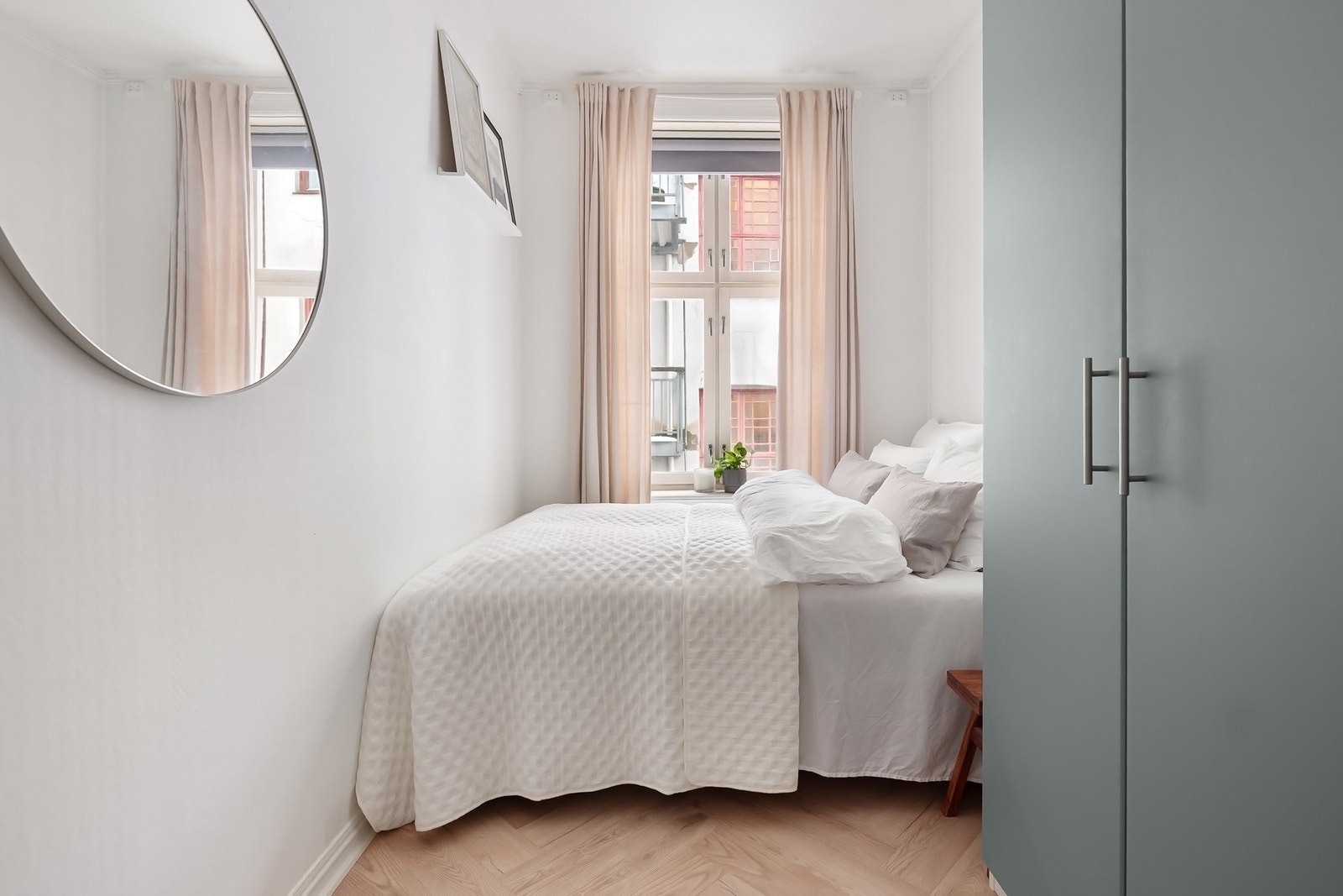 Soverommet er romslig og innbydende, med behagelige farger som skaper en rolig atmosfære. Galleribilde