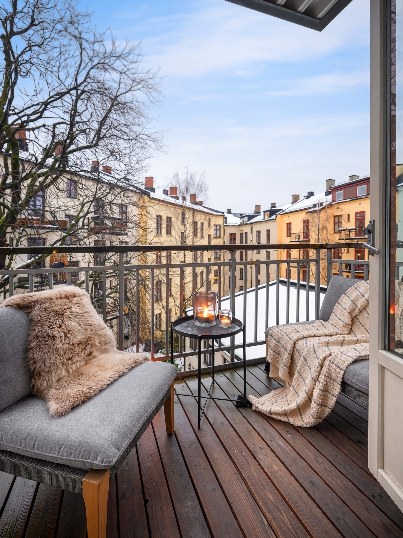 Fra stuen er det utgang til en romslig balkong på ca. 4 kvm med gode solforhold, vendt mot en rolig og frodig bakgård. Galleribilde