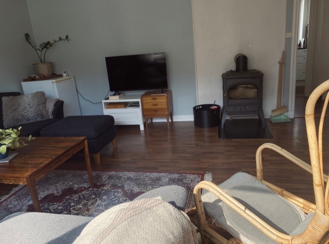 Det er peisovn i stua, slik at man kan holde det godt og varmt om vinteren. Ved kan lagres i egen bod i kjeller. Galleribilde