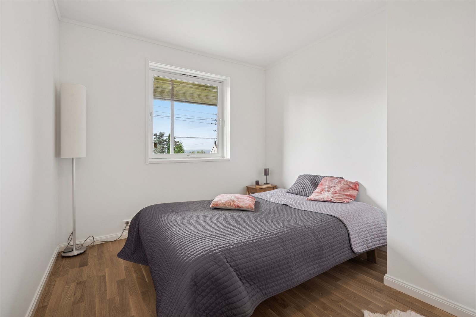 Boligens andre soverom er også av god størrelse, og kan enkelt innredes med seng og øvrig ønsket møblement Galleribilde