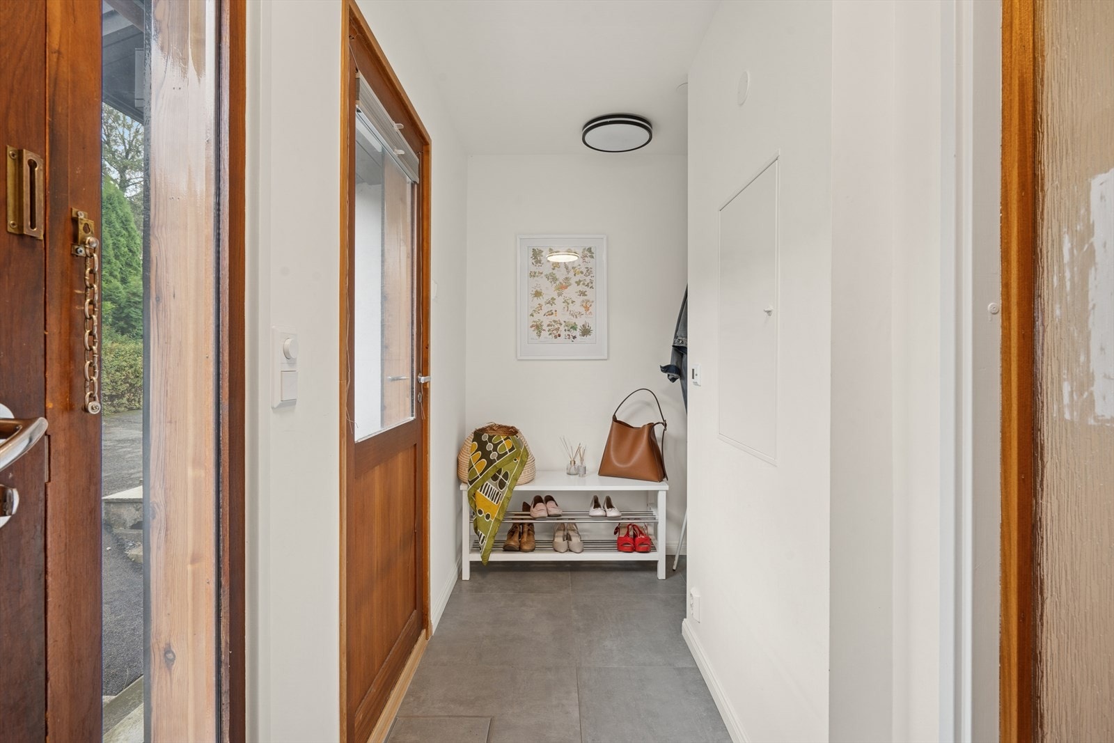 Stor og romslig entré med god plass til å henge fra seg yttertøy Galleribilde