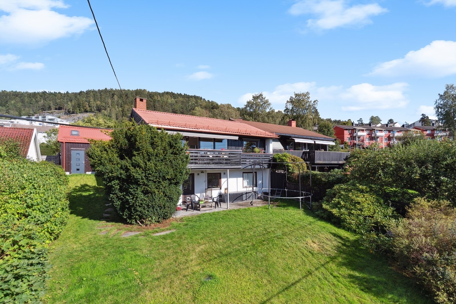 En vertikaldelt tomannsbolig med skjermet beliggenhet og fantastisk utsikt Galleribilde