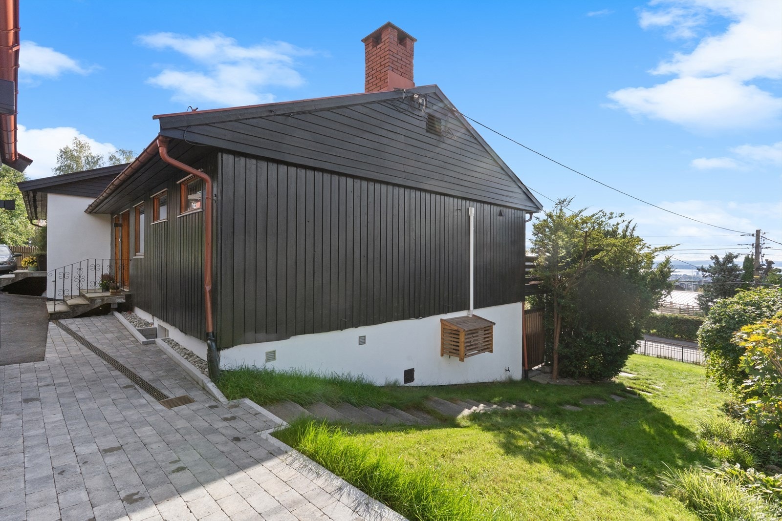 Hagen strekker seg rundt boligen Galleribilde