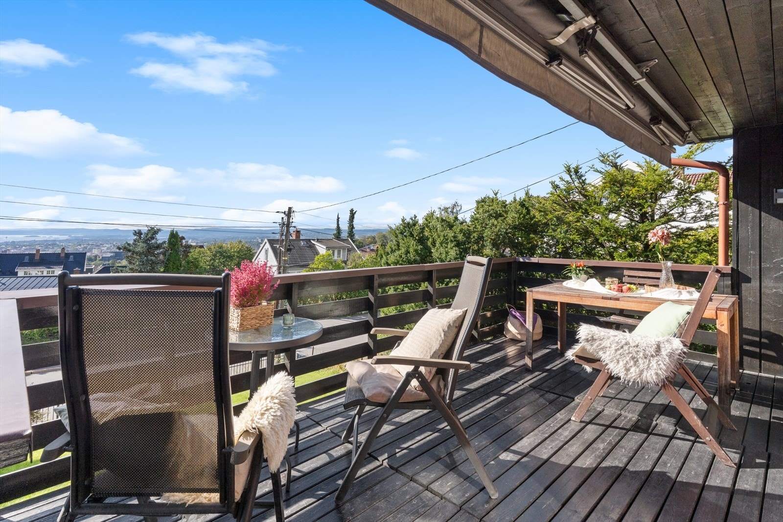 Balkongen er vendt mot sørvest med svært gode solforhold store deler av dagen Galleribilde