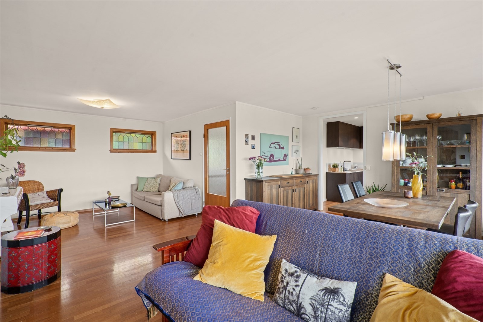 Lys og trivelig oppholdssone som gir direkte adkomst til boligens balkong Galleribilde