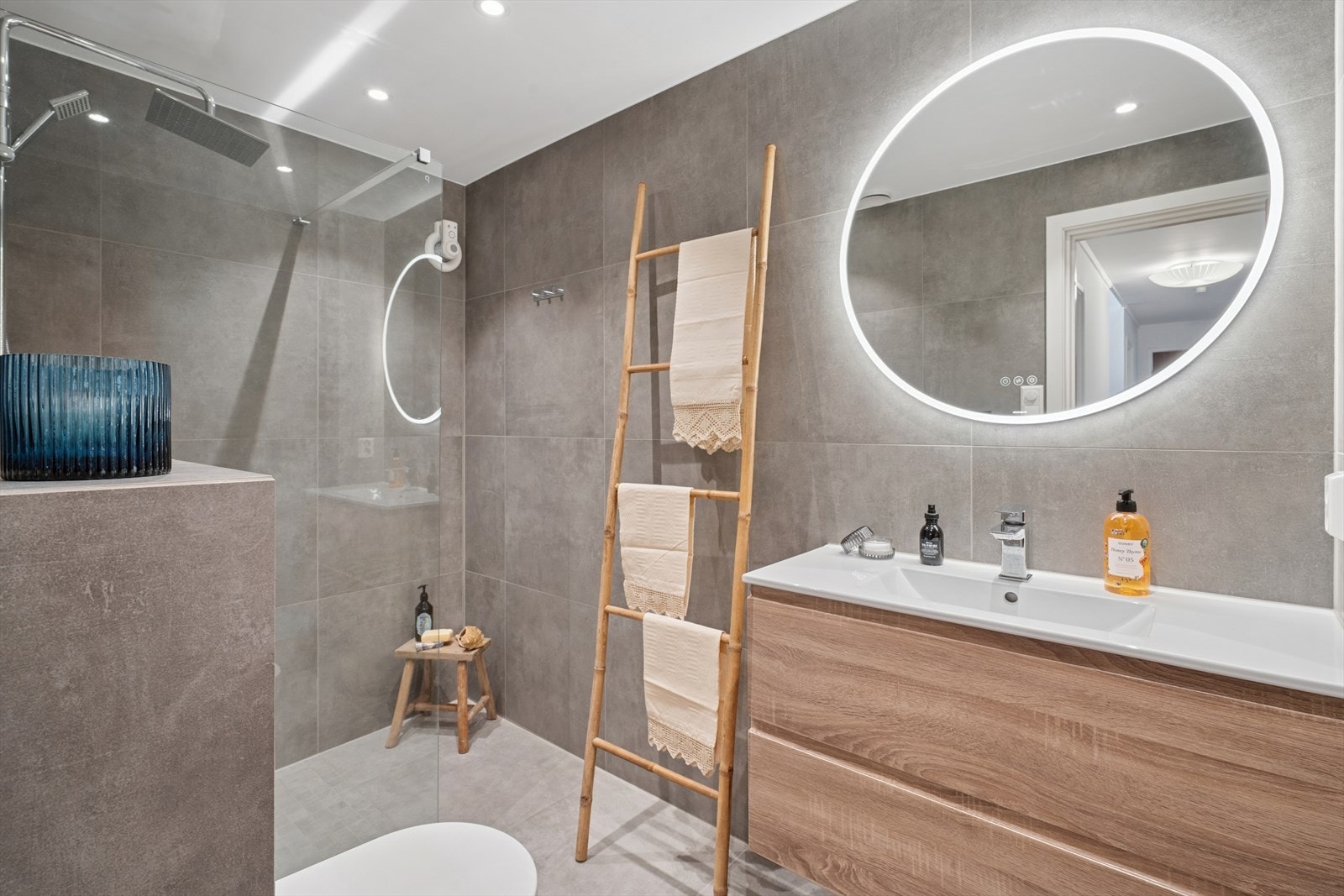 Boligens andre baderom er også fra 2021, med moderne og skandinavisk preg Galleribilde