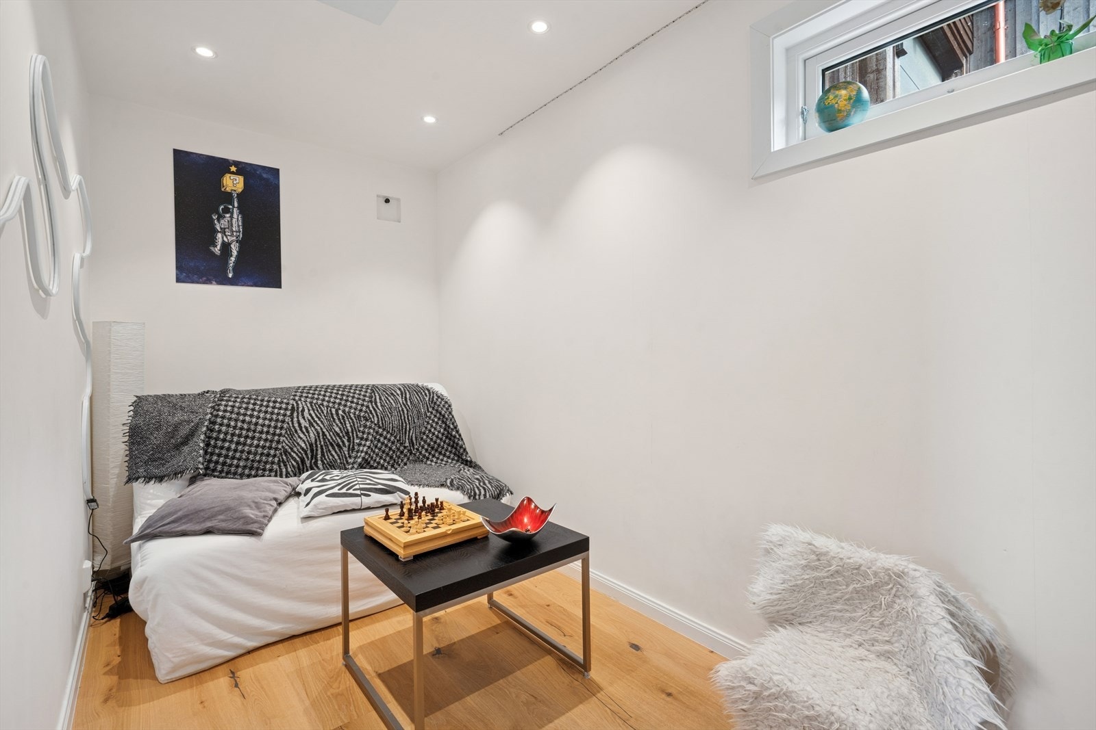 I tillegg til en innvendig bod nede er det et rom brukt som kontor/stue (byggemeldt bod) Galleribilde