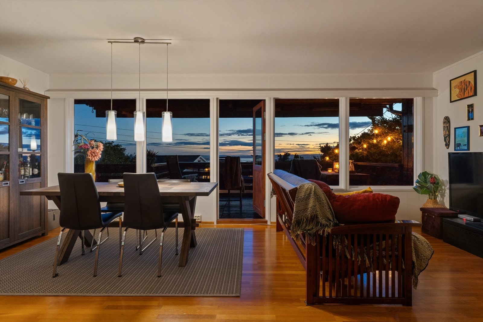 Stuens store vindusflatene slipper inn rikelig med naturlig lys og hyggelig utsyn Galleribilde