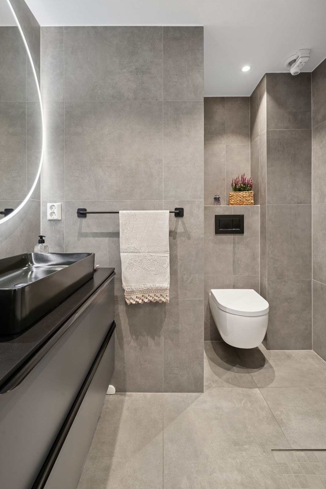 Begge boligens baderom ble totalrenovert i 2021 Galleribilde