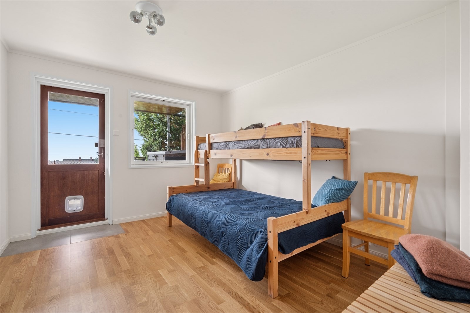 Soverom 3 har direkte utgang til markterrasse og hage Galleribilde