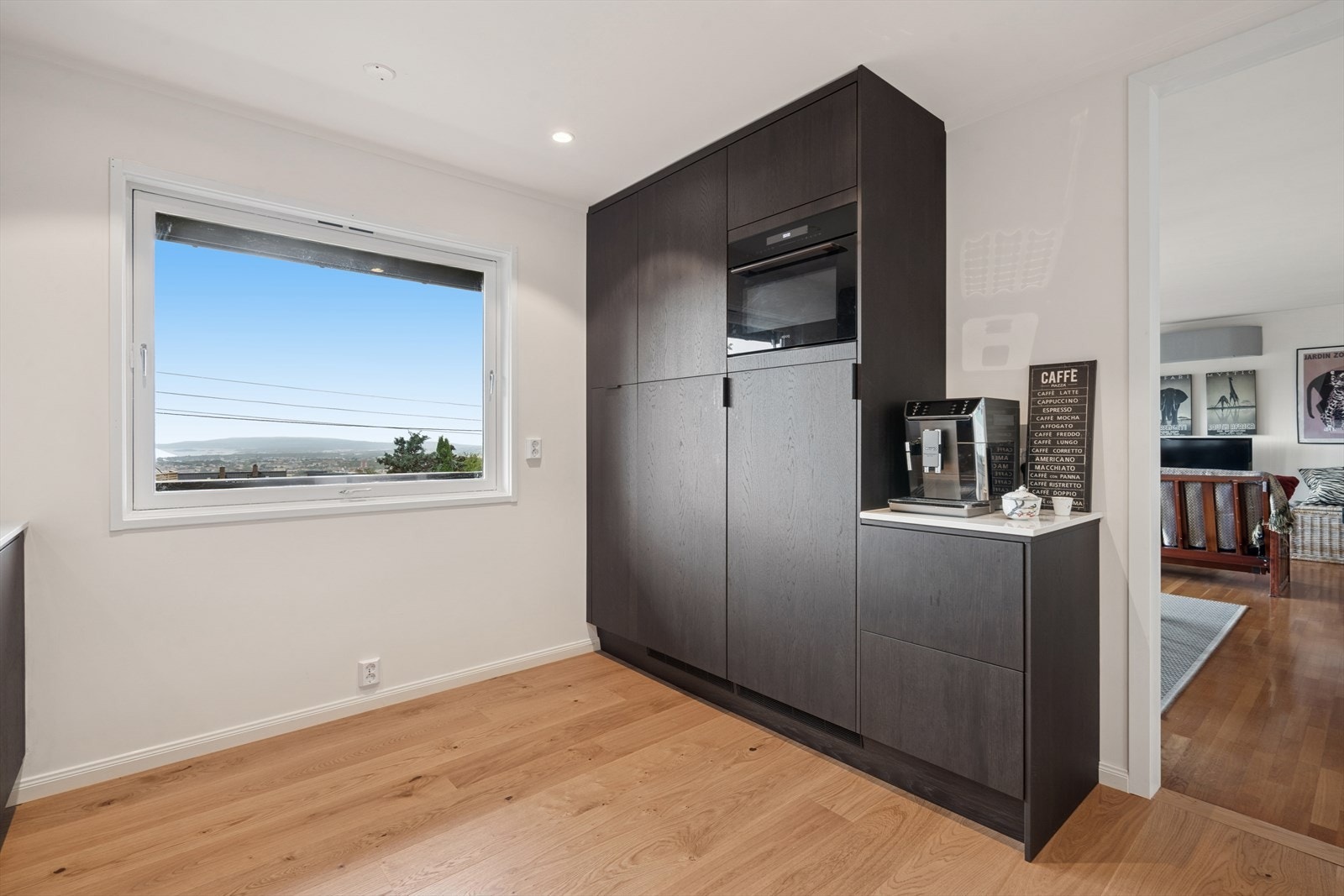 Frontene er utført i mørkt tre med struktur - moderne og tidløst Galleribilde