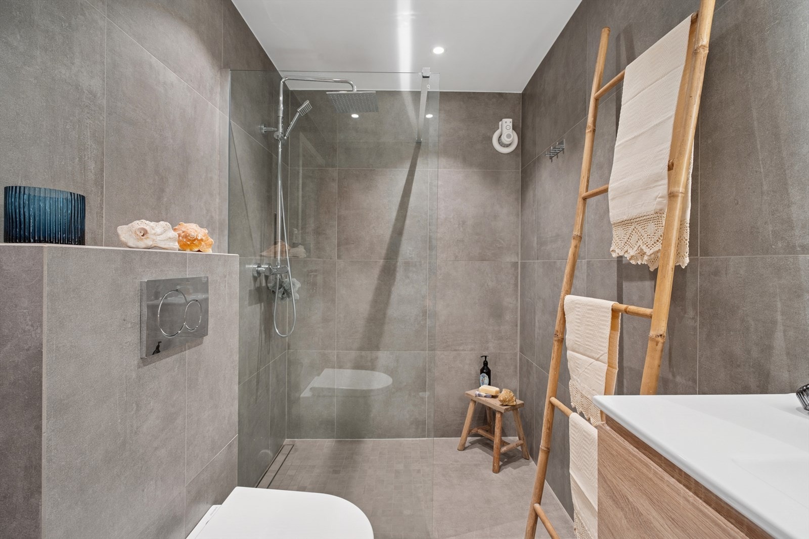 Rommet er romslig med god plass til stor dusjsone Galleribilde