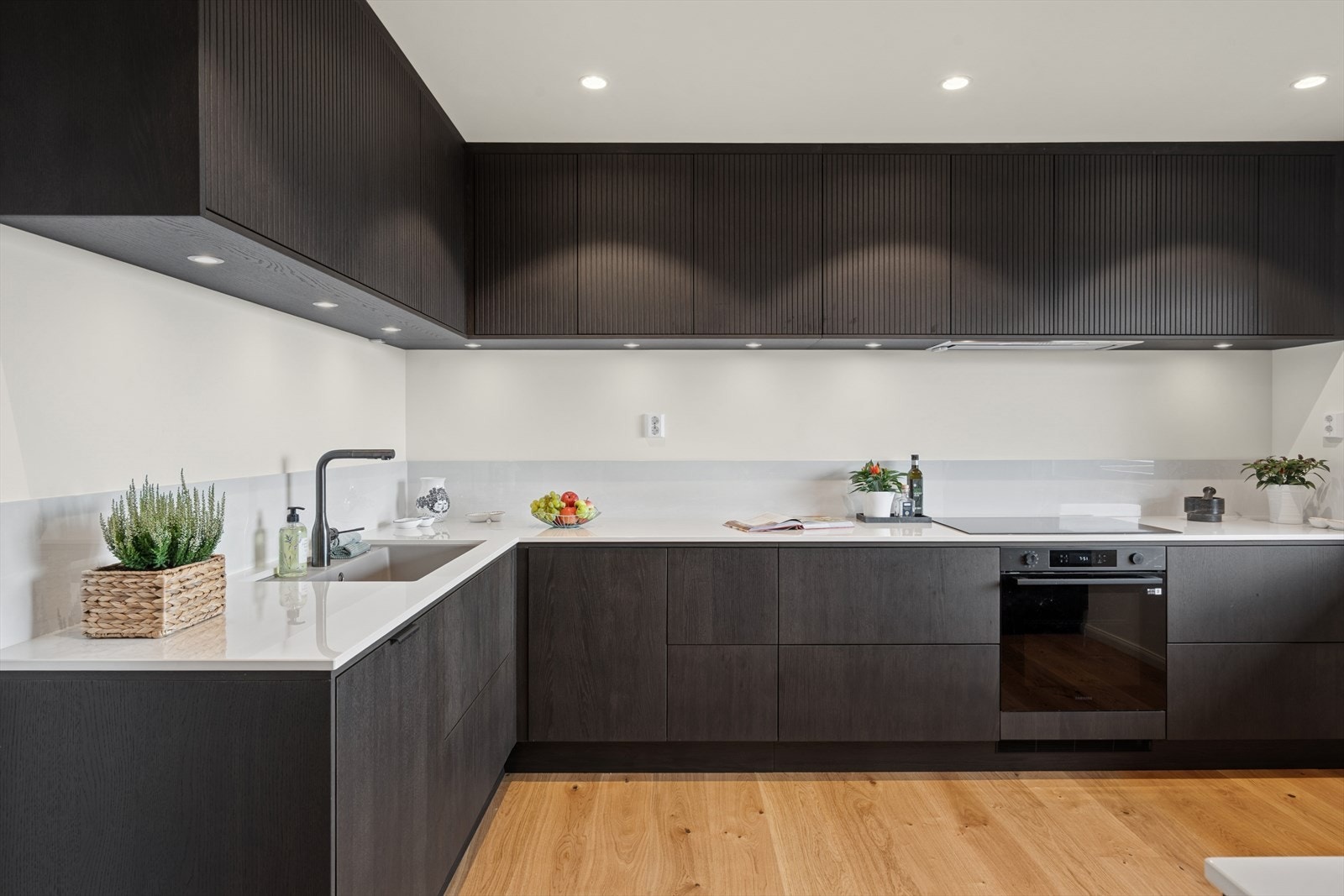 Her får du et praktisk og romslig kjøkken med rikelig skap- og benkeplass, godt tilpasset både hverdagsmat og hyggelige sammenkomster. Galleribilde