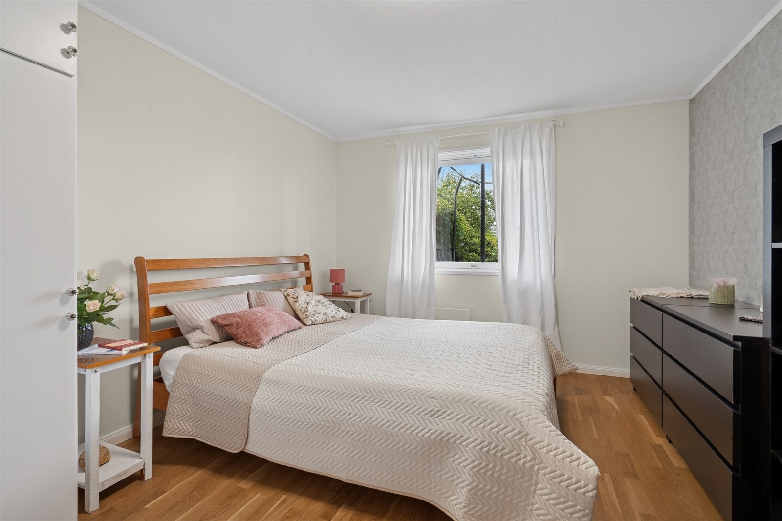 Hovedsoverom er av god størrelse, her er det plass til dobbeltseng med nattbord på begge sider Galleribilde