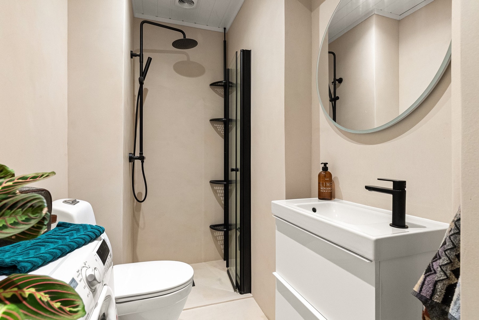 Badet ble overflateoppusset i 2022 med ny innredning i 2023. Opplegg for vaskemaskin t.v. (kommer ikke med i bildet). Galleribilde