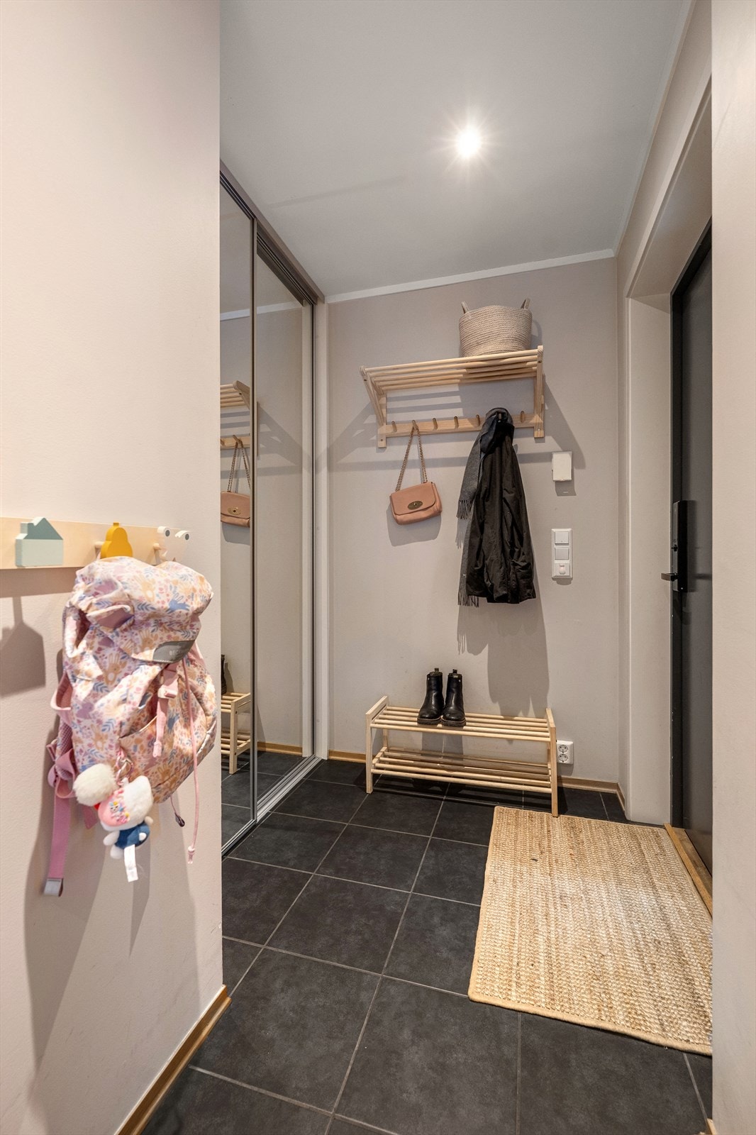 Downlights i himling, fliser på gulv og malte flater på vegg/tak. Galleribilde