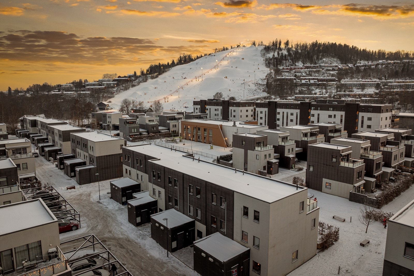 Boligen ligger sentralt til med kort vei til barnehage, skoler, matbutikk, og offentlig kommunikasjon. Galleribilde