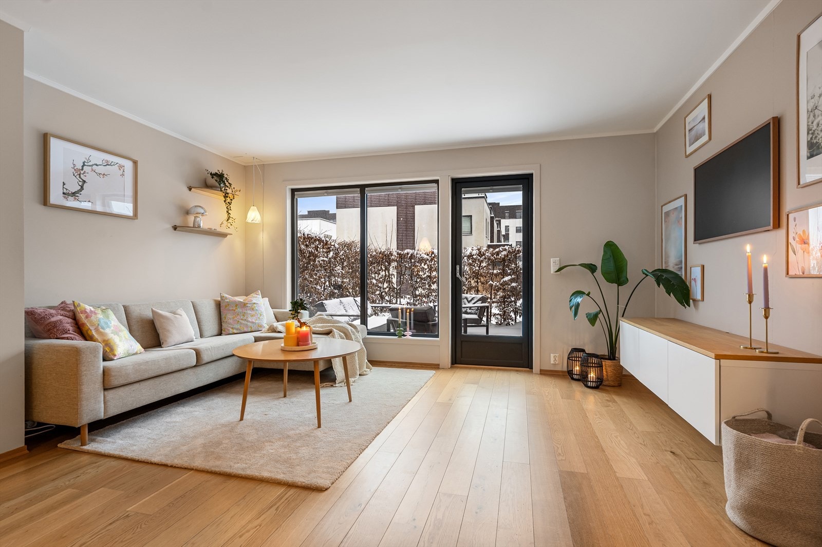 Stuen er malt i tidsriktige farger og har god plass til sofagruppe, spisebord og øvrig møblement. Galleribilde