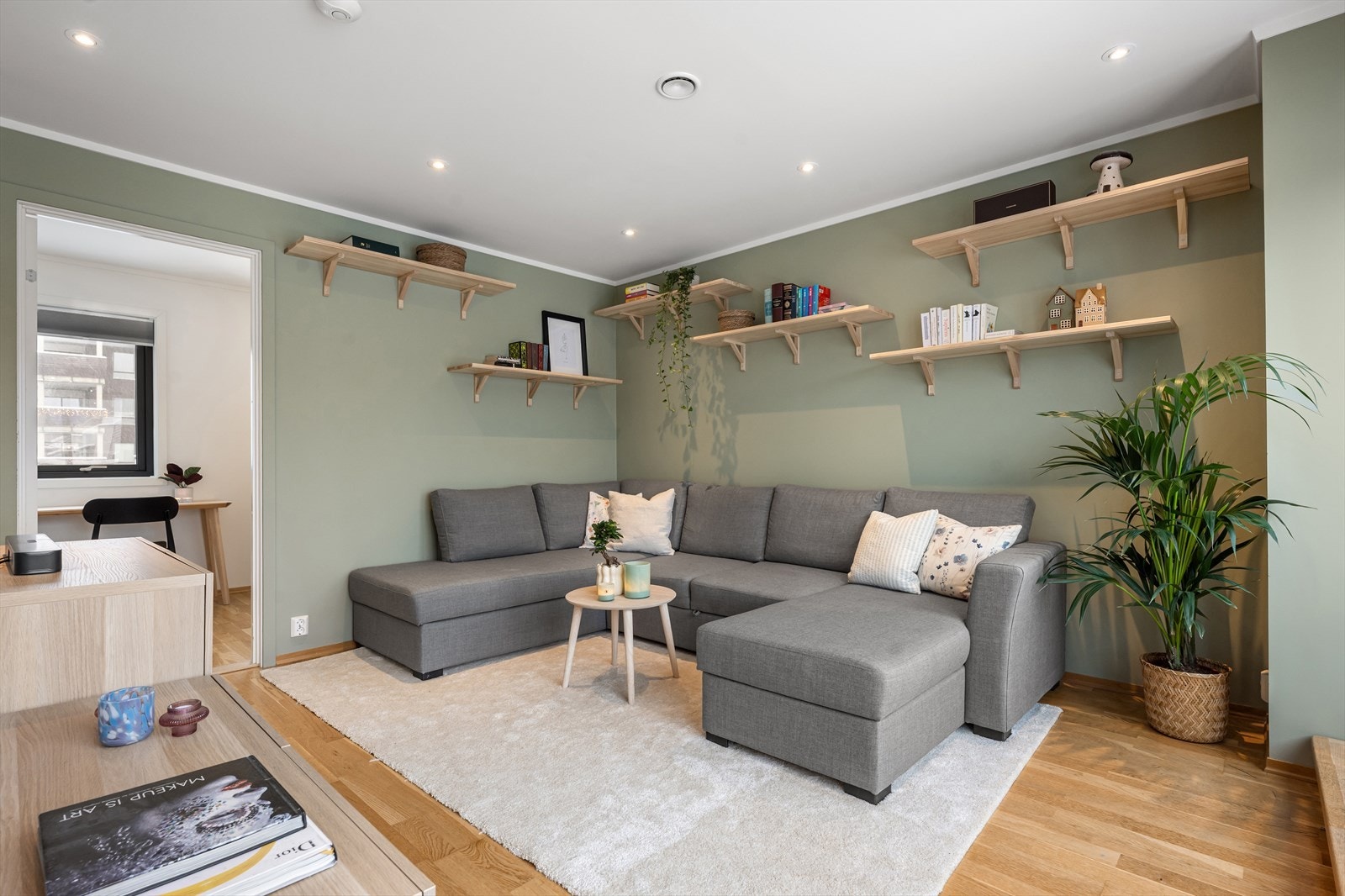 Romslig og innbydende loftsstue. Galleribilde