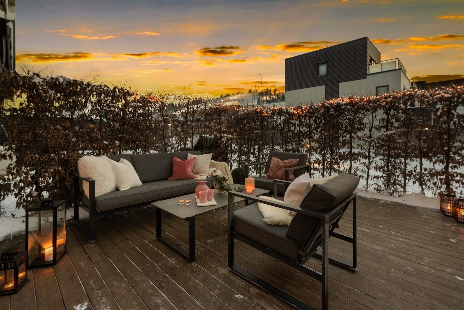 Fra stuen er det utgang til en terrasse som er godt skjermet av beplantning, med god plass til utemøbler, perfekt for hyggelige stunder utendørs. Galleribilde