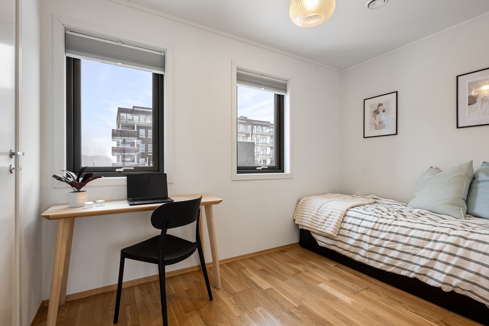 Soverom av god størrelse med god plass til seng og tilhørende møblement. Galleribilde