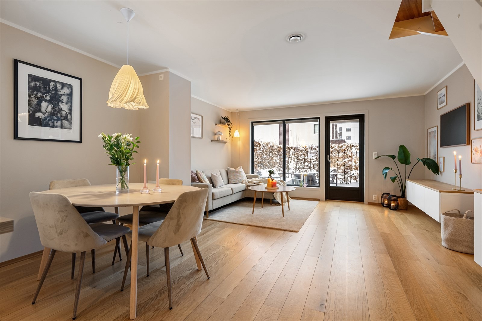 Hovedstuen er romslig og har god plass til sofagruppe og spisebord Galleribilde