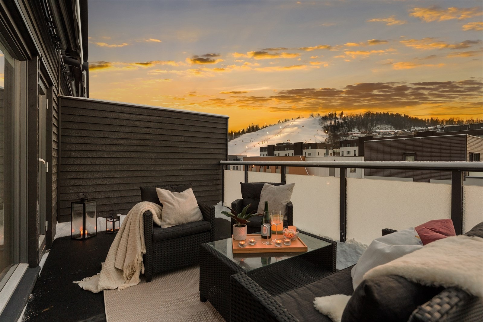 Lekker takterrasse med god plass til utemøbler. Galleribilde