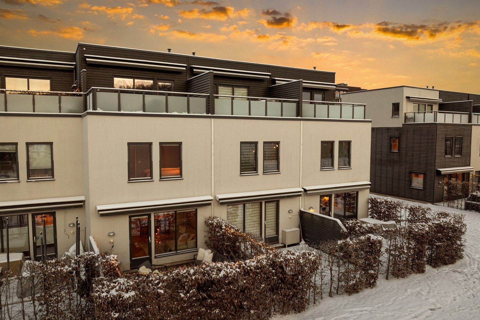 Et moderne og lekkert rekkehus fra 2019, som strekker seg over tre etasjer. Galleribilde