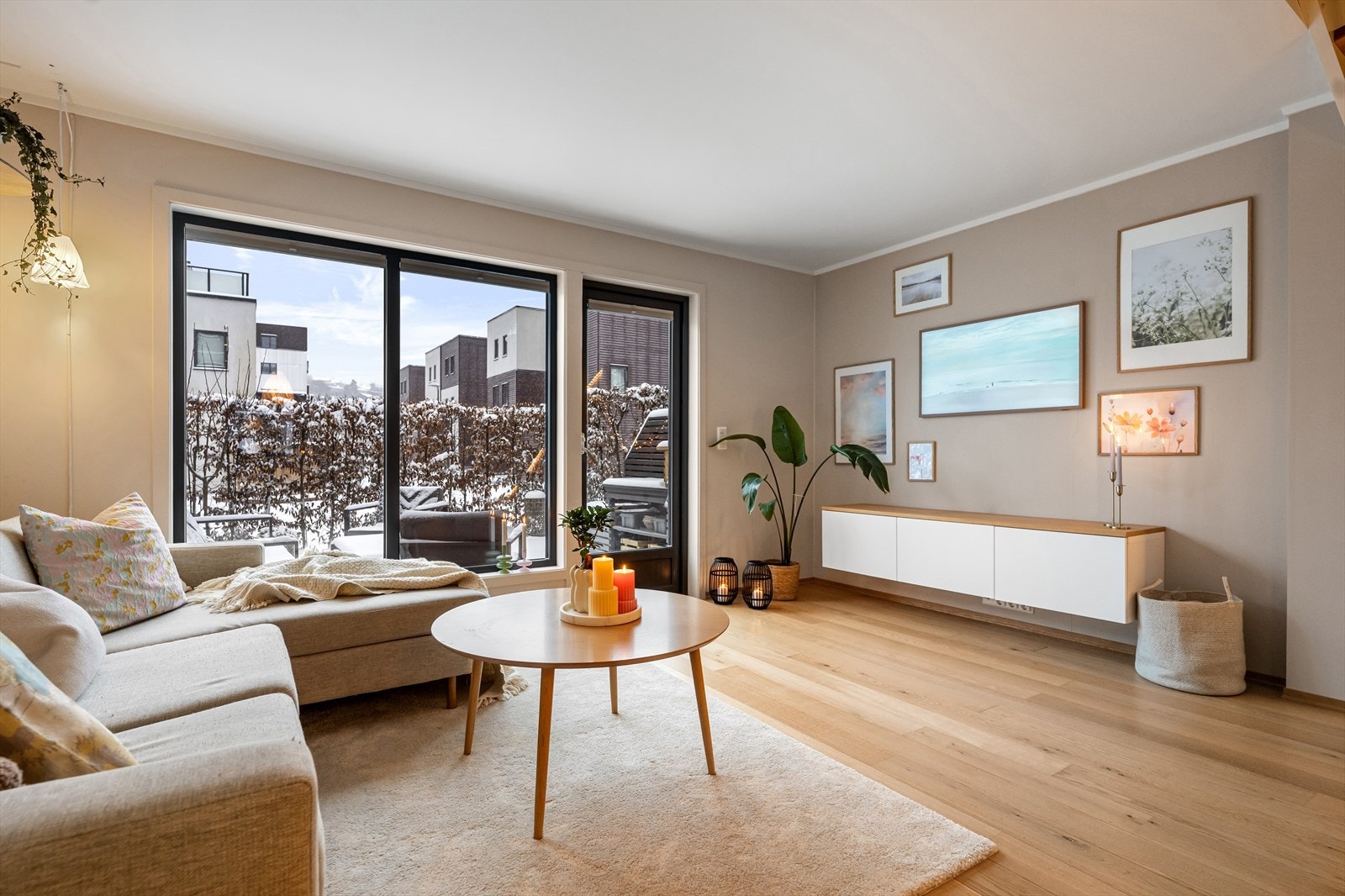 Store vindusflater gir rikelig med naturlig lys og skaper en lys og trivelig atmosfære. Galleribilde