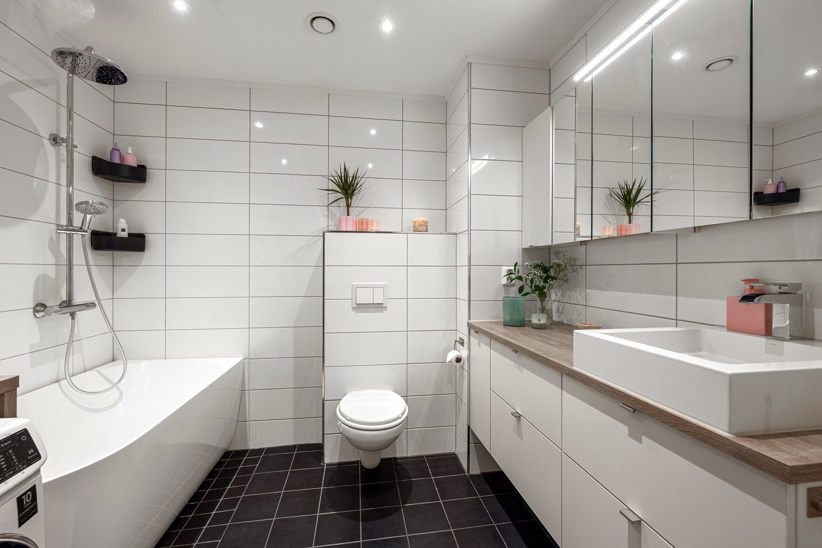 Flott bad med fliser på vegger og varmekabler i gulv. Galleribilde