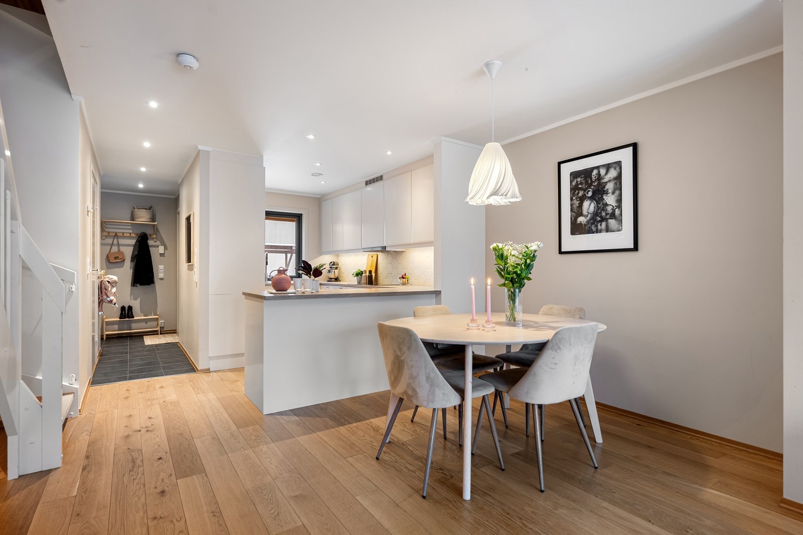 Stuen har åpen løsning mot kjøkkenet. Galleribilde