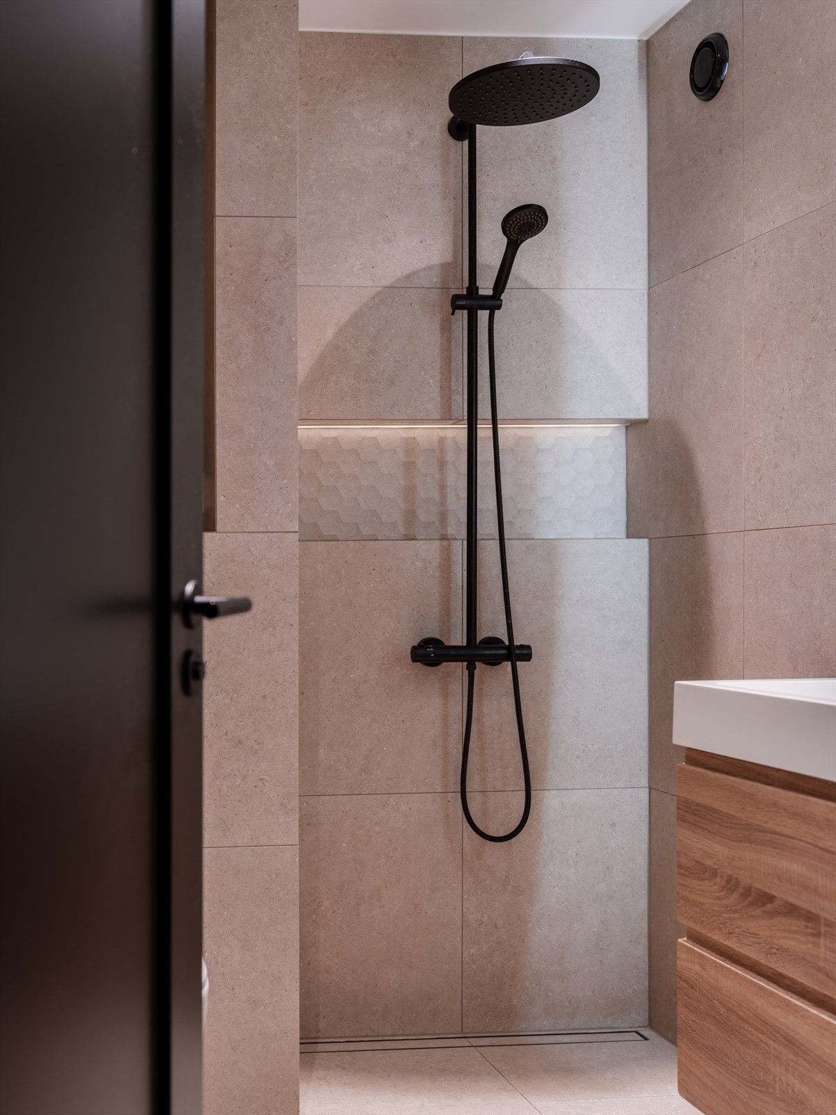 Dusjløsning med regnfallsdusj og elegant armatur fra Tapwell. Galleribilde