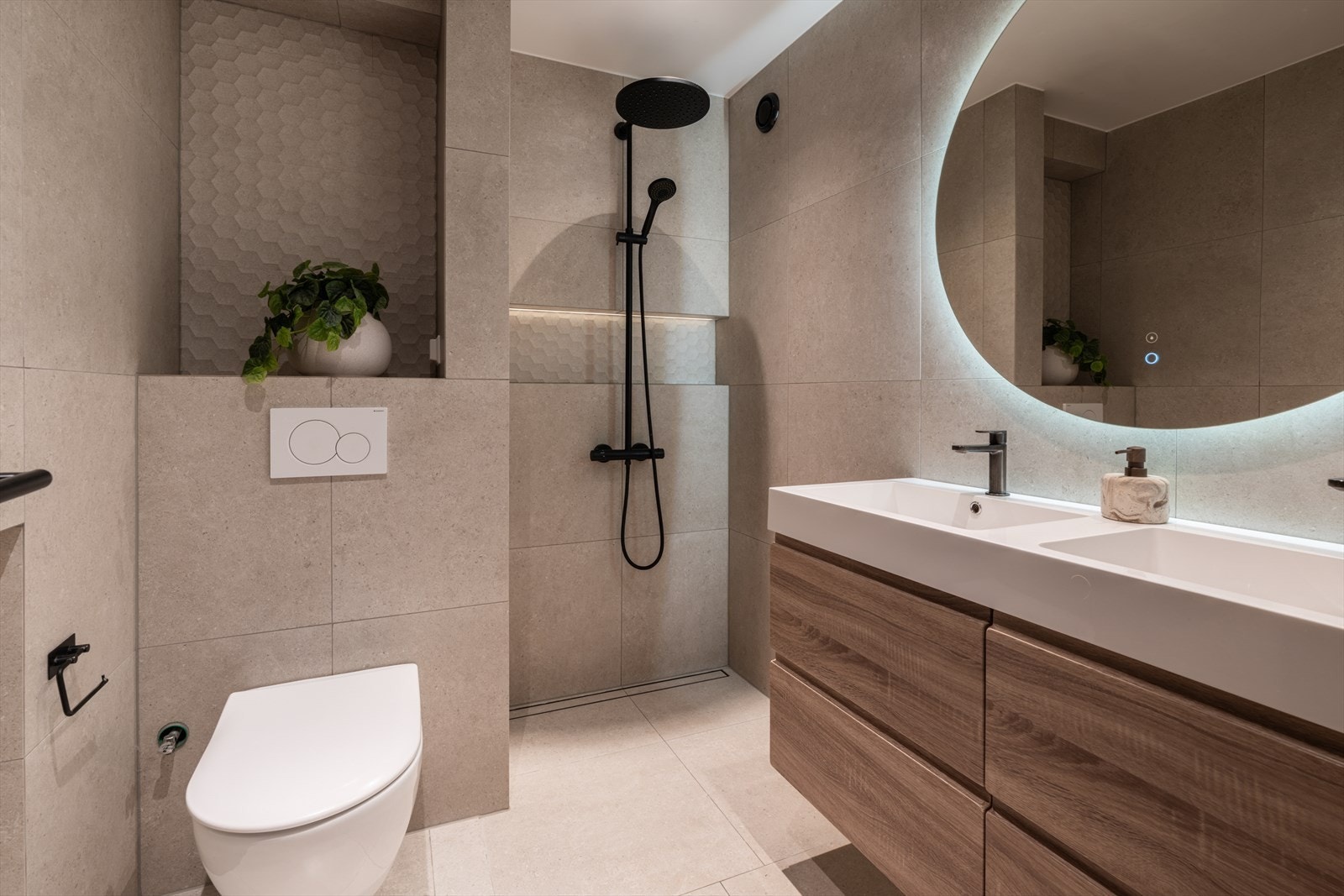 Delikat bad, totaloppusset i 2021, med store, beige 60x60 fliser. Galleribilde