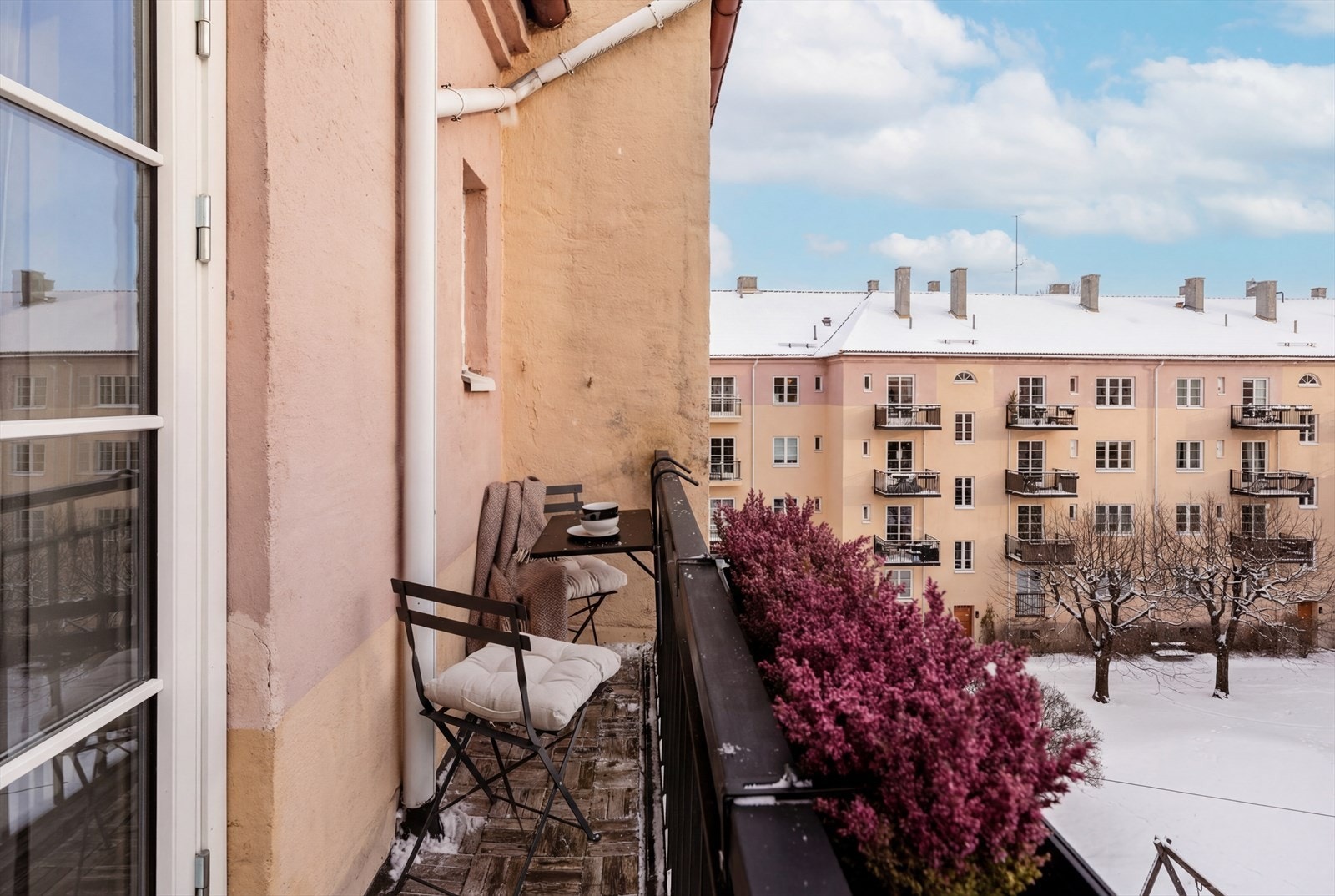 Den nordøstvendte balkongen på 3 m² vender mot en rolig og skjermet bakgård. Galleribilde