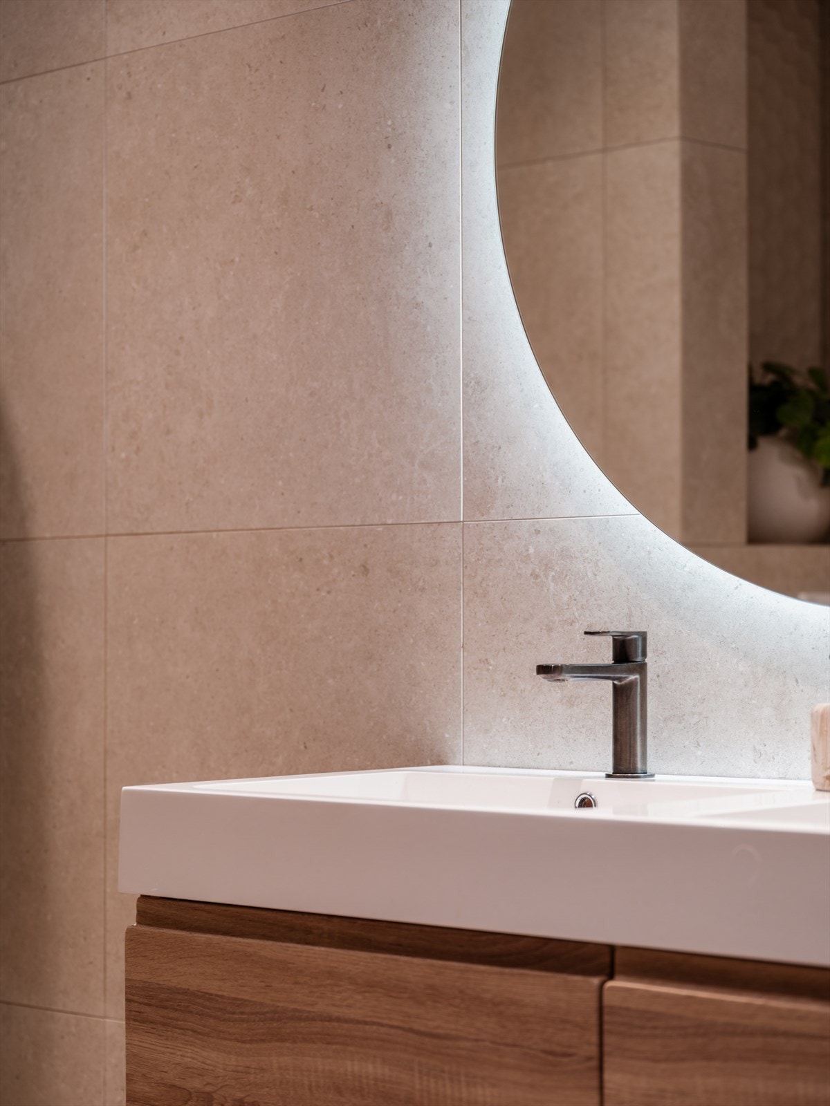 Romslig innredning med dobbel servant og speil med integrert belysning. Galleribilde