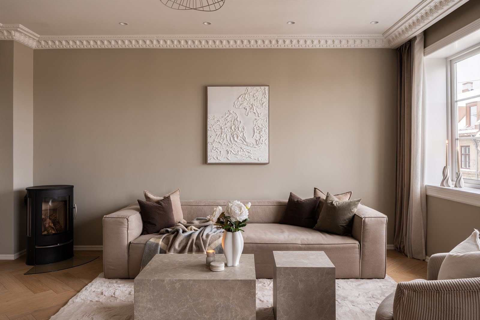 Her er det god plass til både TV-møblement og en hyggelig sittegruppe. Galleribilde