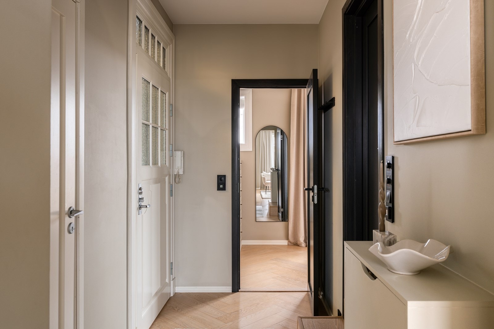 Den innbydende entréen har gjennomgående eikeparkett i fiskebensmønster med varmefolie. Galleribilde