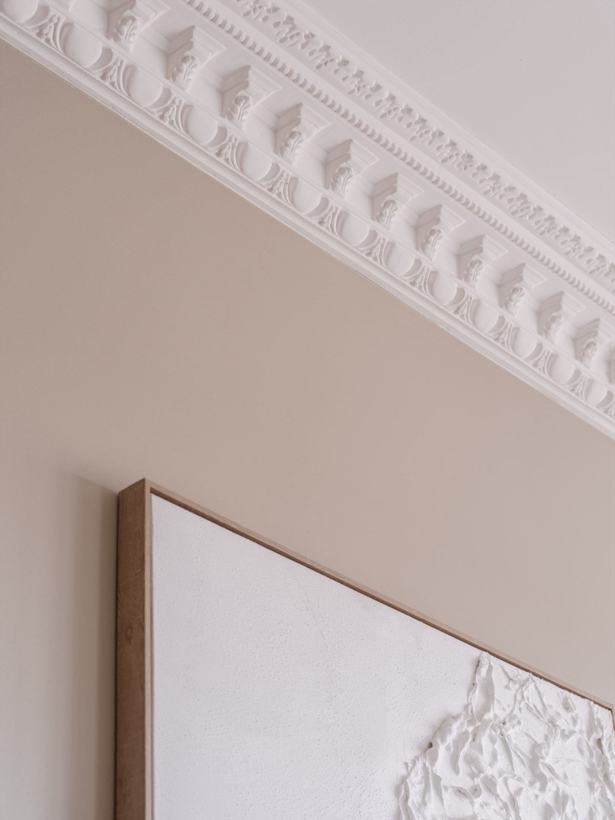 Detaljert stukkatur langs taket gir et eksklusivt og tidløst preg. Galleribilde