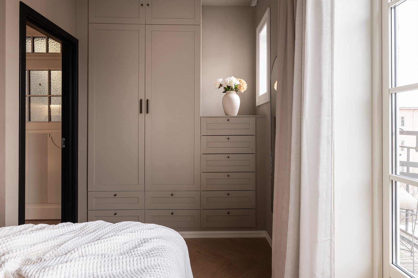 En integrert garderobeløsning gir rikelig med oppbevaringsplass. Galleribilde