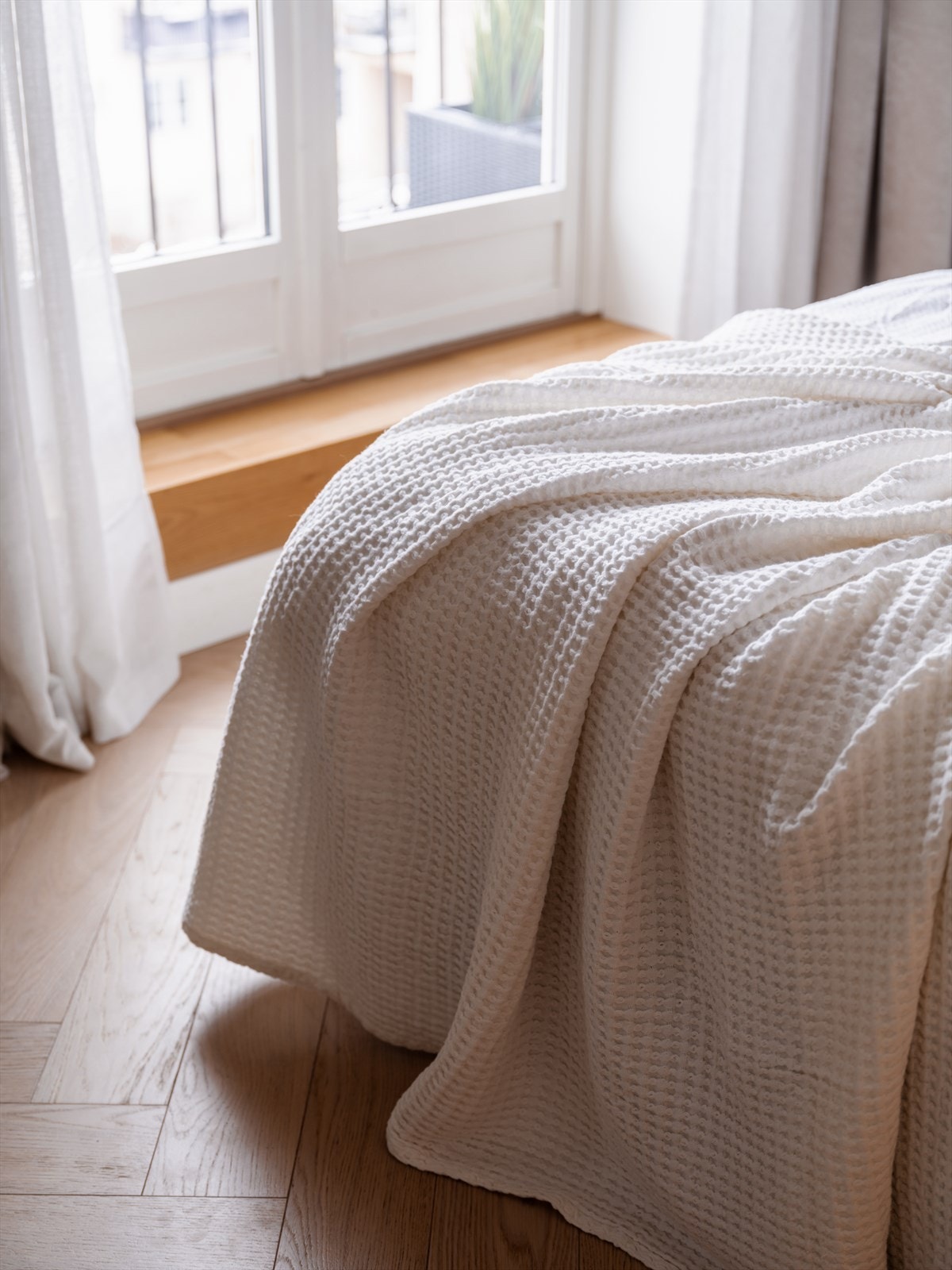 Også på soverommet er det eikeparkett i fiskebensmønster med varmefolie. Galleribilde