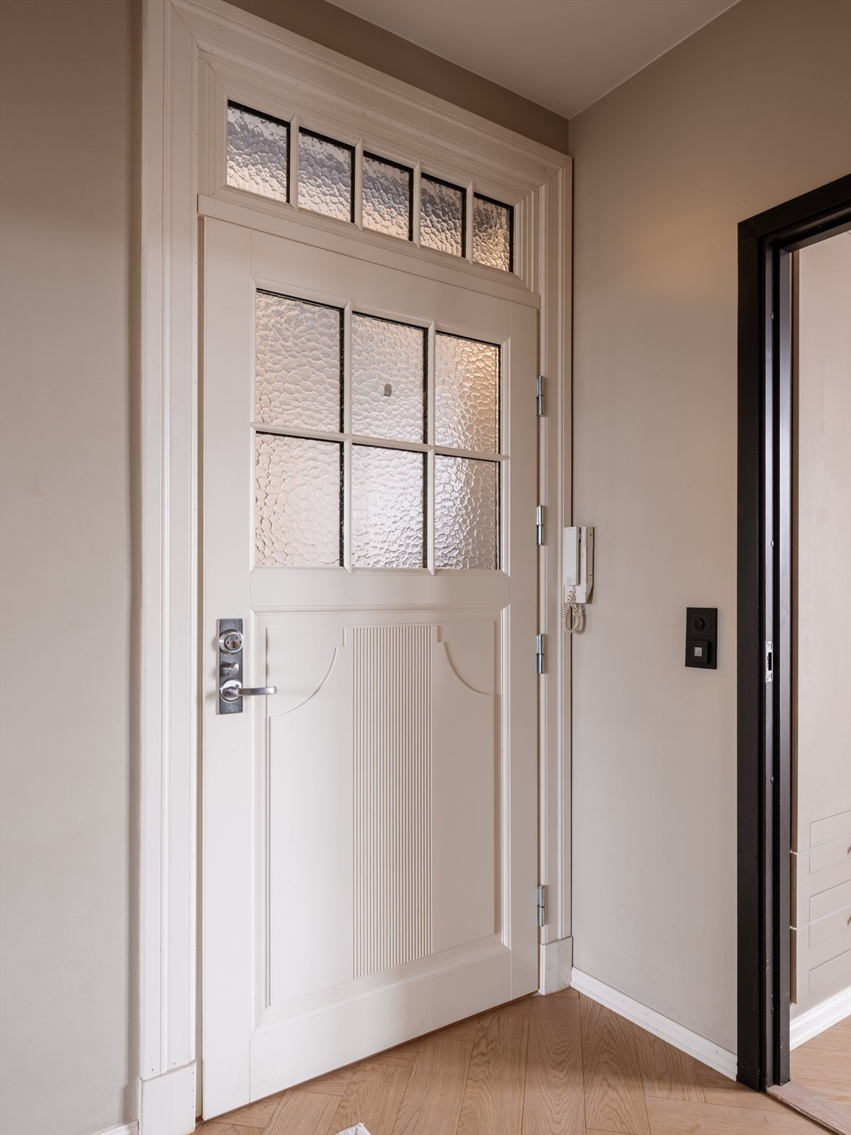 Representativ inngangsdør som ønsker deg velkommen inn. Galleribilde