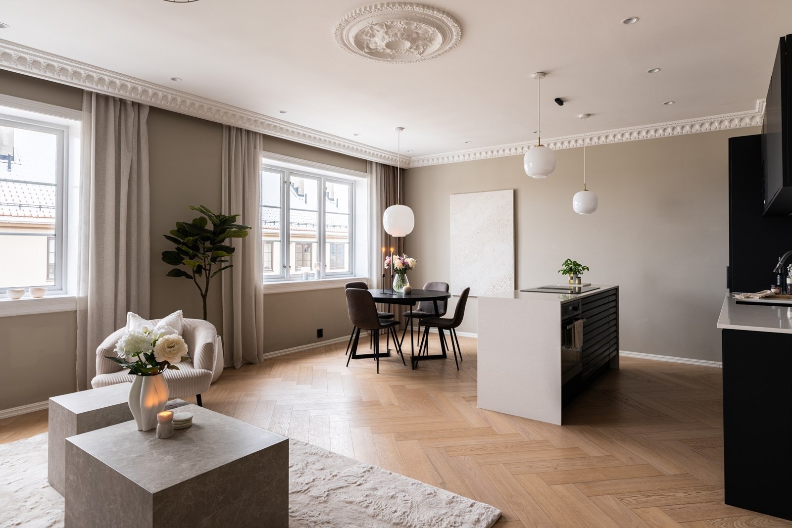 Leilighetens hjerte er den åpne og sosiale stue- og kjøkkenløsningen, med en takhøyde på ca. 2,6 meter og svært gode lysforhold. Galleribilde